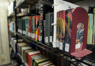 Illustration for article titled New photos reveal Guantanamo Bay library has Harry Potter, Twilight